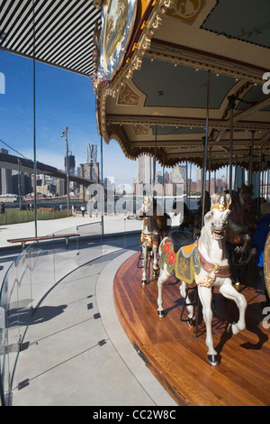 USA, l'État de New York, New York City, merry go-round près de pont de Brooklyn Banque D'Images