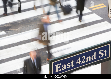 USA, New York, Manhattan, 42ème rue, les piétons sur le passage clouté Banque D'Images