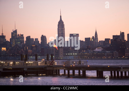 USA, New York City, la rivière Hudson et Manhattan skyline Banque D'Images