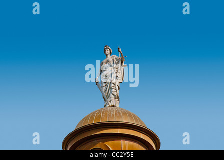 USA, Texas, San Marcos, Statue de la Justice sur le dessus de dôme en cuivre de 1908 Hays County Courthouse Banque D'Images