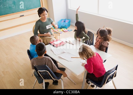 USA, Californie, Los Angeles, l'enseignant et des enfants (6-7) à l'école Banque D'Images