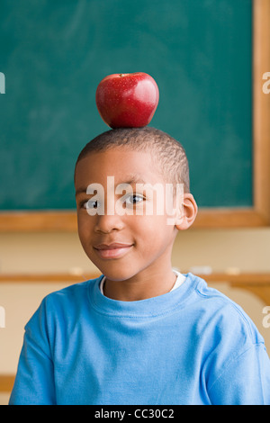 USA, Californie, Los Angeles, Boy (6-7) avec apple on head Banque D'Images