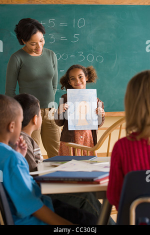 USA, Californie, Los Angeles, Girl (6-7) en montrant son dessin en classe Banque D'Images