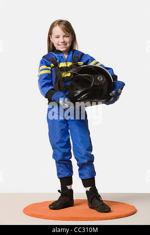 Portrait of Girl (8-9) habillé en pilote de course, studio shot Banque D'Images