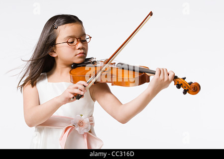 Studio Portrait of Girl (8-9) playing violin Banque D'Images