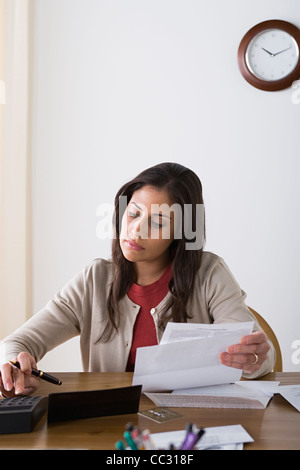 USA, Californie, Los Angeles, woman doing paperwork at home Banque D'Images