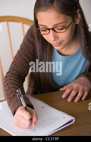 USA, Californie, Los Angeles, Girl (10-11) doing homework Banque D'Images