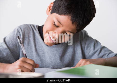 USA, Californie, Los Angeles, Boy (10-11) doing homework Banque D'Images