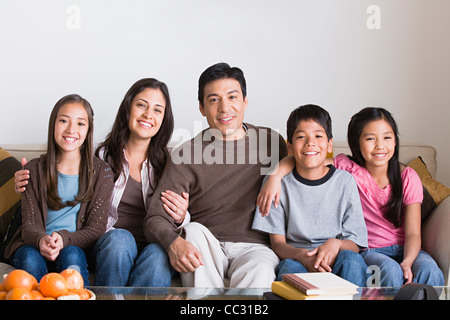 USA, Californie, Los Angeles, Portrait de famille heureuse avec trois enfants (8-9, 10-11) Banque D'Images