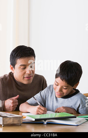 USA, Californie, Los Angeles, le Père fait ses devoirs avec son (10-11) Banque D'Images