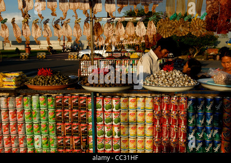 Calmar séché au soleil, escargots, palourdes, piments & sodas (Coca Cola, Sprite et Fanta) en vente sur l'étal, Phnom Penh, Cambodge. crédit : Kraig Lieb Banque D'Images