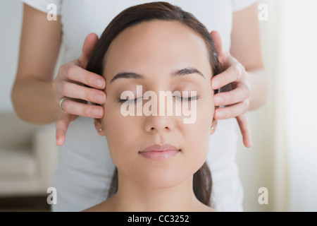 USA, Californie, Los Angeles, Woman receiving massage Banque D'Images