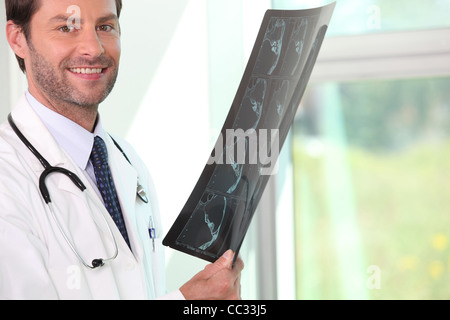 Male doctor holding x-ray image Banque D'Images