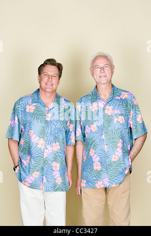 Portrait of senior man with fils adultes portant des chemises hawaïennes Banque D'Images