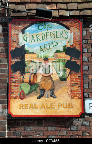 Enseigne de pub colorée de 'Les jardiniers les armes" public house à Lewes, East Sussex, UK. Banque D'Images