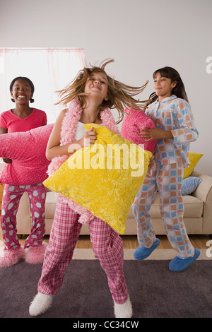 USA, Californie, Los Angeles, Portrait de trois jeunes filles (10-11) jumping à slumber party Banque D'Images