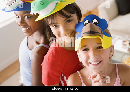 USA, Californie, Los Angeles, Portrait de trois jeunes filles (10-11) portant des chapeaux drôles à slumber party Banque D'Images