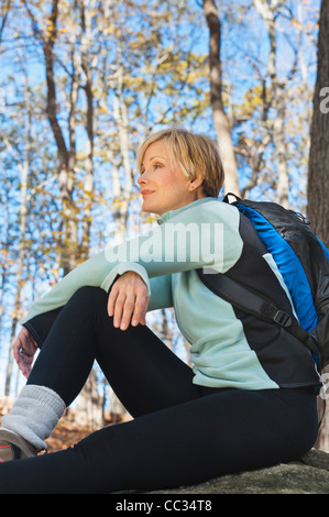 USA (New Jersey), Female hiker resting in forest Banque D'Images