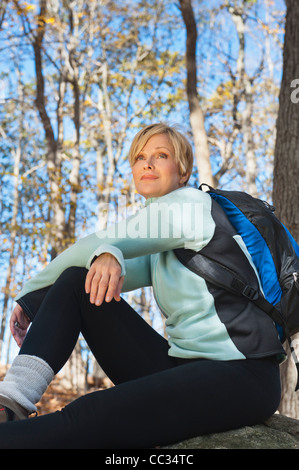 USA (New Jersey), Female hiker resting in forest Banque D'Images