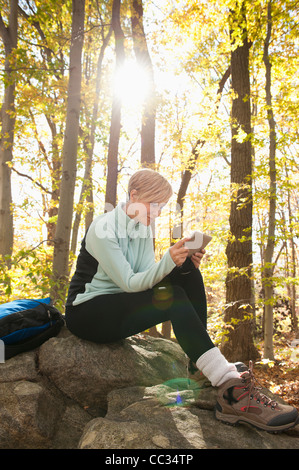 USA (New Jersey), Female hiker using digital tablet in forest Banque D'Images