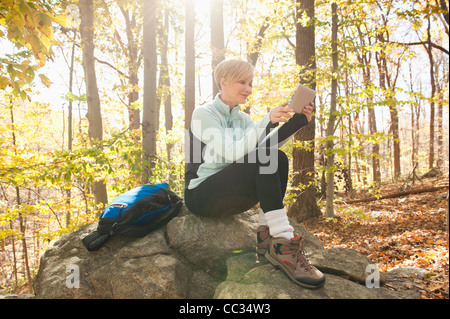 USA (New Jersey), Female hiker using digital tablet in forest Banque D'Images