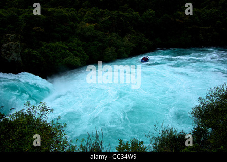 Excursion en bateau Jet tourbillonnant turbulents courants écumeux de Waikato River Huka ci-dessous Banque D'Images