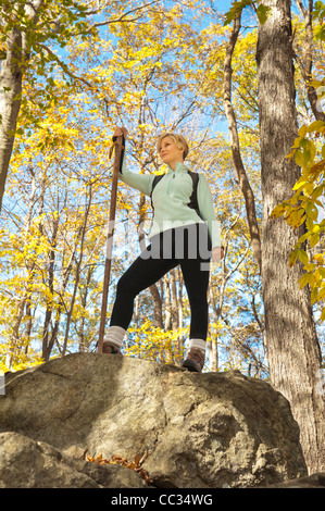 USA (New Jersey), Female hiker resting on rock in forest Banque D'Images