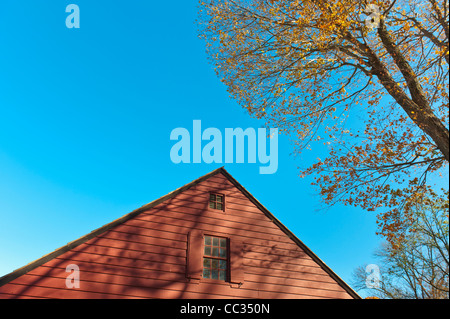 USA, New Jersey, Top cottage chambre contre le ciel bleu Banque D'Images