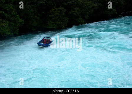 Excursion en bateau Jet tourbillonnant turbulents courants écumeux de Waikato River Huka ci-dessous Banque D'Images