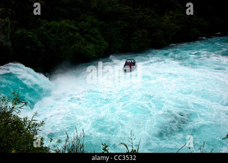 Excursion en bateau Jet tourbillonnant turbulents courants écumeux de fleuve Waikato ci-dessous brumes cascade de Huka Banque D'Images