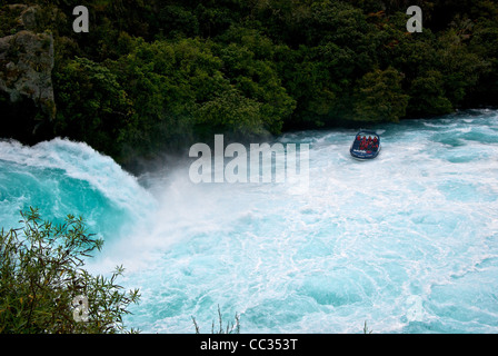 Excursion en bateau Jet tourbillonnant turbulents courants écumeux de fleuve Waikato ci-dessous brumes cascade de Huka Banque D'Images