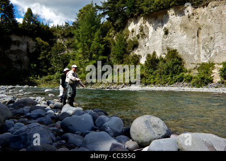 Fly fisherman casting flyline piscine profonde de pêche la truite de la rivière Tongariro en Nouvelle-Zélande Banque D'Images