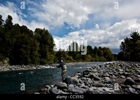 Fly fisherman casting flyline piscine profonde de pêche la truite de la rivière Tongariro en Nouvelle-Zélande Banque D'Images