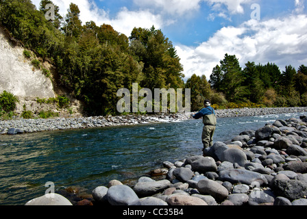 Fly fisherman casting flyline piscine profonde de pêche la truite de la rivière Tongariro en Nouvelle-Zélande Banque D'Images