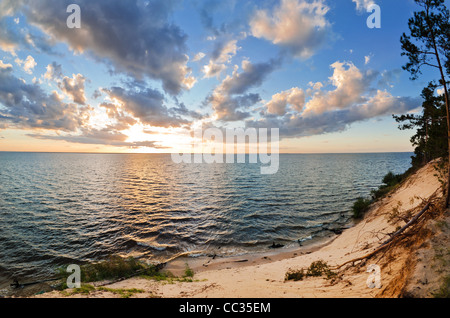 Magnifique coucher de soleil sur la surface lisse d'un lac de montagne Banque D'Images
