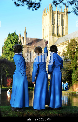 Les choristes du garçon Wells Cathedral Choir dans Somerset UK lors d'une pause à partir de répétitions de chant de Noël par "les services Banque D'Images