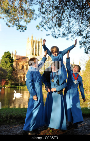 Les choristes du garçon Wells Cathedral Choir dans Somerset UK de prendre une pause de répétitions à jouer par 'l'étang des puits après whic Banque D'Images