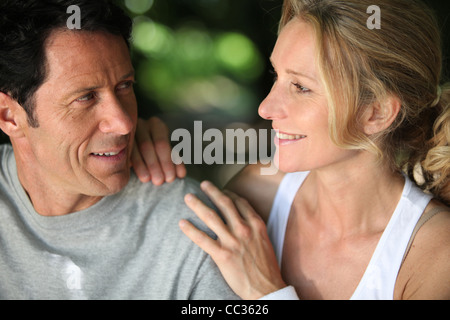Couple mature fit exercer ensemble dans la campagne Banque D'Images