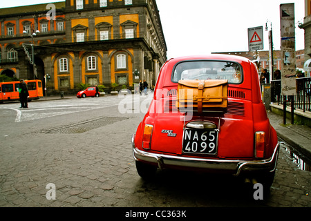 L'ancienne Fiat 500 sur la route Naples Banque D'Images