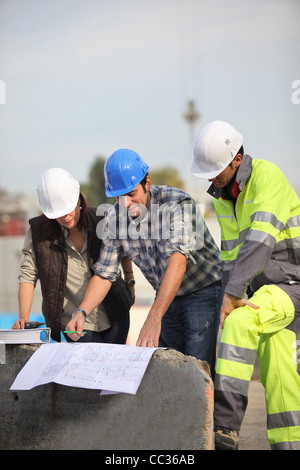 Construction workers les plans du site Banque D'Images