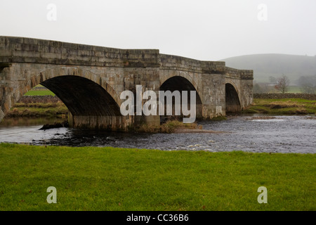 Pont sur la rivière Wharfe Burnsall Banque D'Images