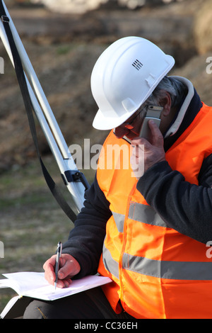 Surveyor parler au téléphone Banque D'Images