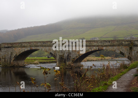 Pont sur la rivière Wharfe Burnsall Banque D'Images