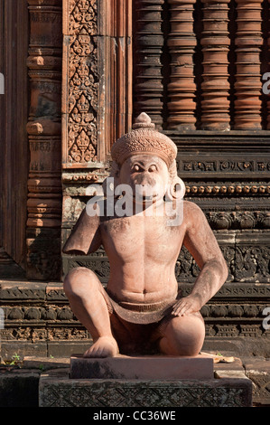 Statue de la divinité comme Hanuman temple guardian, temple de Banteay Srei, La Citadelle des femmes, Angkor, Cambodge Banque D'Images