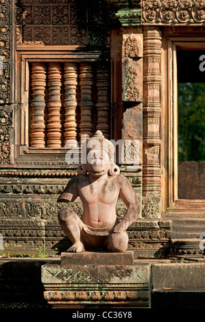 Statue de la divinité comme Hanuman temple guardian, temple de Banteay Srei, La Citadelle des femmes, Angkor, Cambodge Banque D'Images