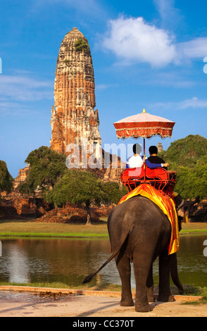 Tour d'éléphant en face de Wat Ratchaburana, Ayuthaya, Thaïlande Banque D'Images