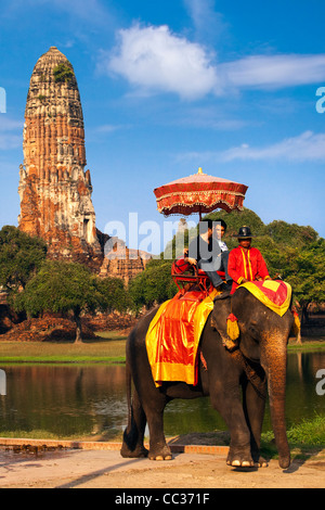 Tour d'éléphant en face de Wat Ratchaburana, Ayuthaya, Thaïlande Banque D'Images