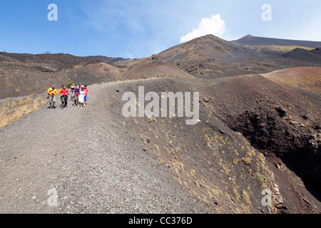 Groupe de touristes marcher le long d'un cratère secondaire sur l'Etna Banque D'Images