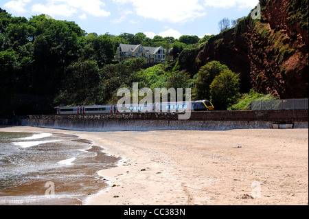 Coryton cove beach avec express en direction de Dawlish Devon england uk Banque D'Images