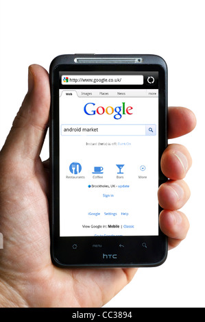 Effectuer une recherche Google sur un smartphone HTC Banque D'Images